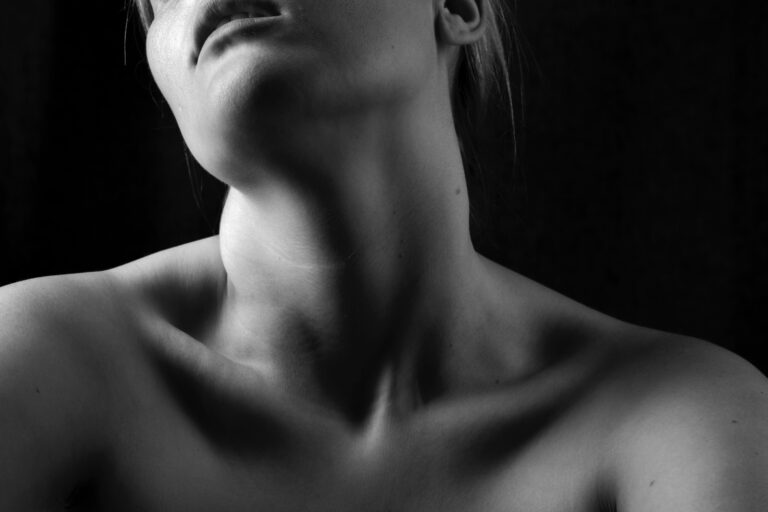 Exercises for neck pain relief: quick workout for moms